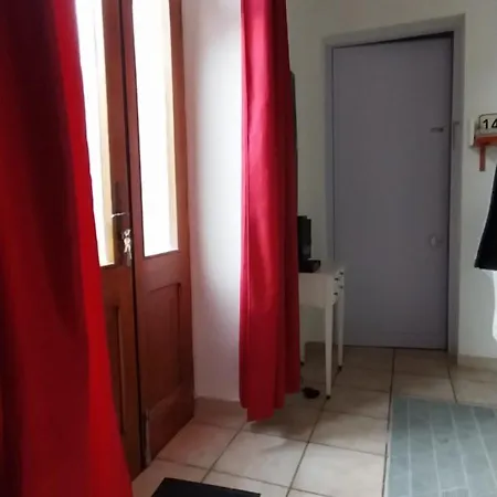 Habitación en casa particular Halte Convivial,plein Centre, Wifi ,parking *
